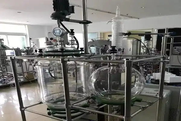 How does jacketed filter glass reactor control temperature precisely